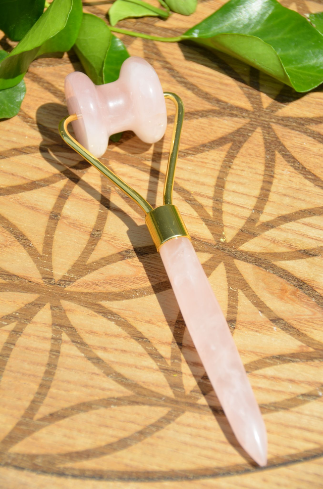 Rouleau de massage visage Quartz rose métal couleur or jaune