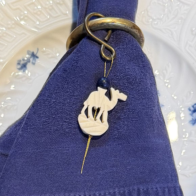 Messing servetring met kameel