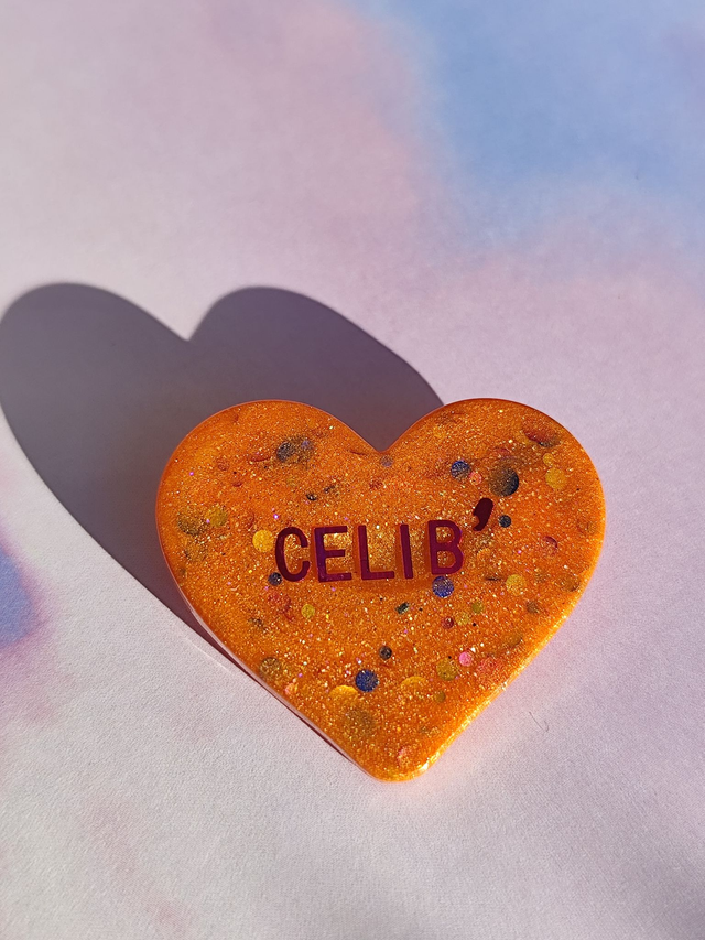 Broche cœur à paillettes - message : CELIB