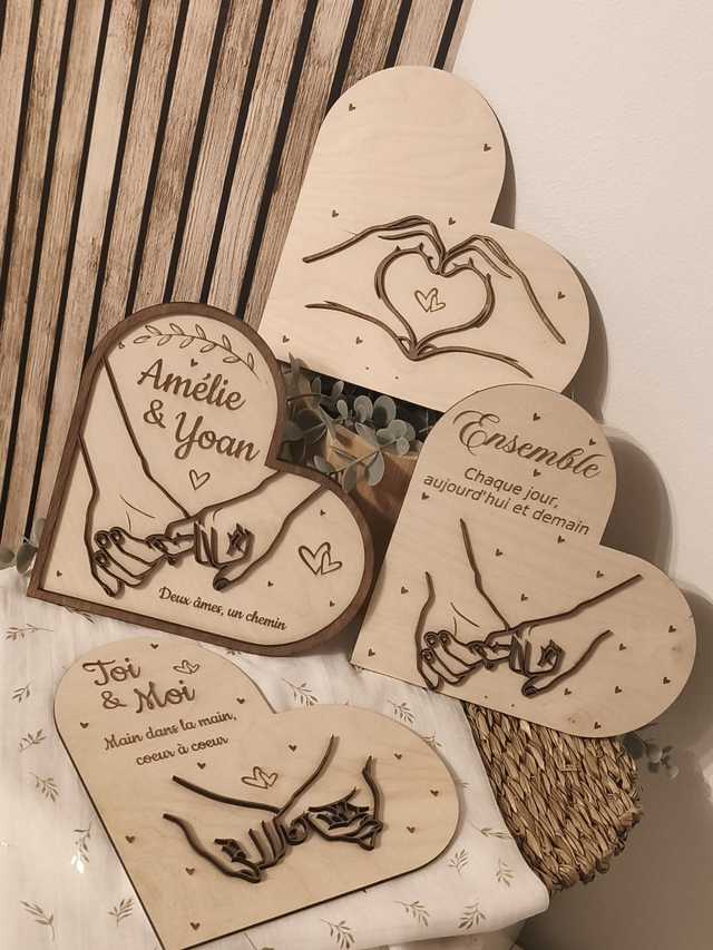 Cœur en bois – Mains liées, symbole d’amour