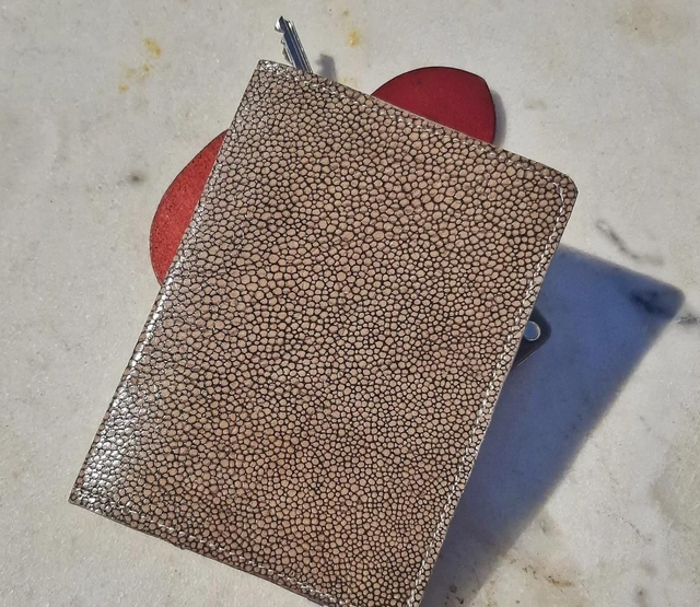 Porte passeport en cuir