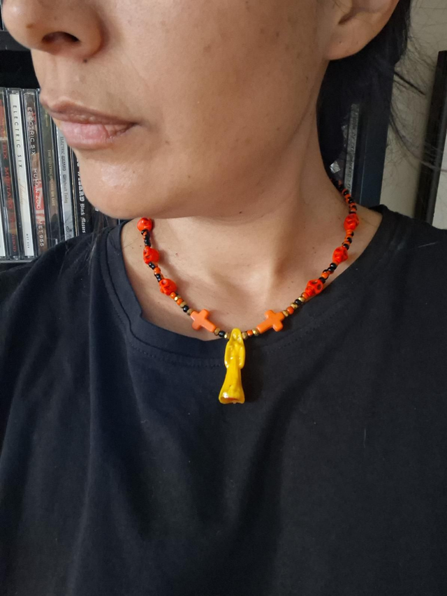 Petit collier Santa Muerte jaune 