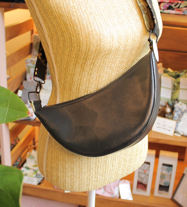 Sac demi lune simili cuir noir / Le petit atelier de Maya 