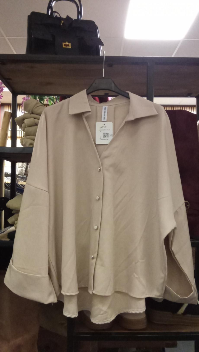 Blouse met parelknoopjes