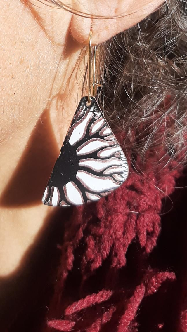 Boucles d&#039;oreilles demi Gingko blanches noires dorées anémone