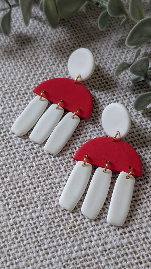 Boucles d&#039;oreilles rouges et blanches en pâte polymère