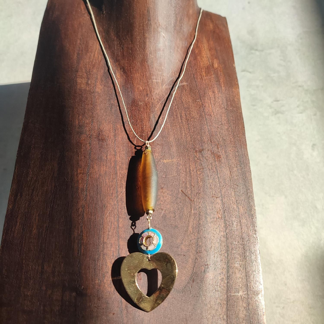 Coeur, perle cloisonnée bleu et rose et verre brun, monté sur fil de lin réglable avec chaîne d'extension en acier inoxydable doré, pièce unique 