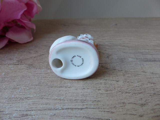 Chat blanc assis en porcelaine avec ruban rose – Figurine Franklin Mint Staffordshire vintage 1986 - Curio Cabinet Cats - Chat de collection