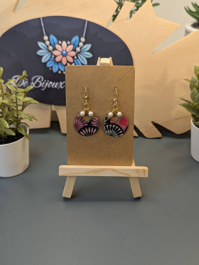 Boucles d'oreilles en tissus enduit rouge te noir et cuir vert foncé avec des perles de coquillage. 