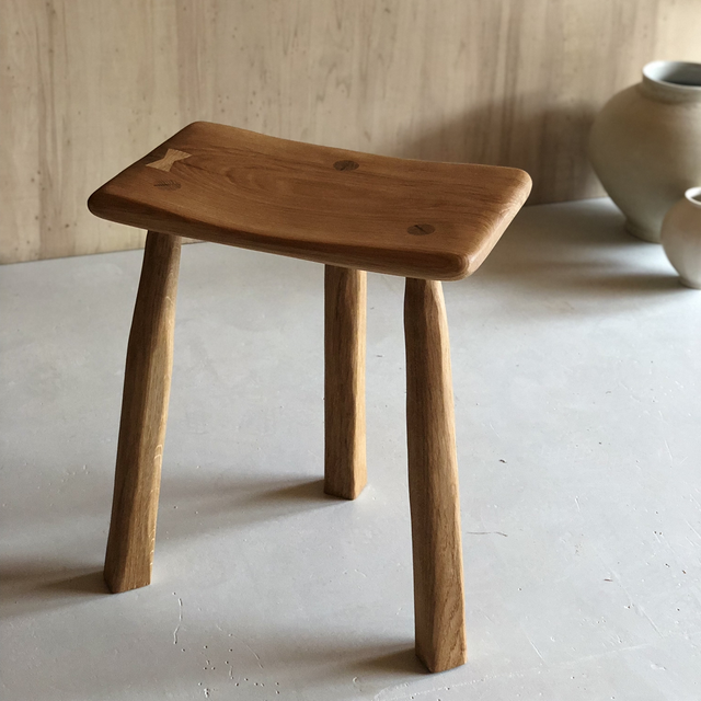 Tabouret tripode en chêne 