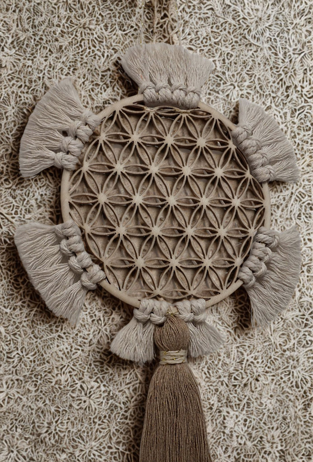 FLEUR DE VIE ornée de fils de macramé et d'un pompon