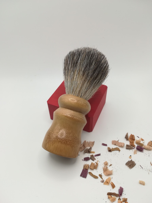 Blaireau en véritables poils naturels manche en bois tourné de robinier ou faux acacia 