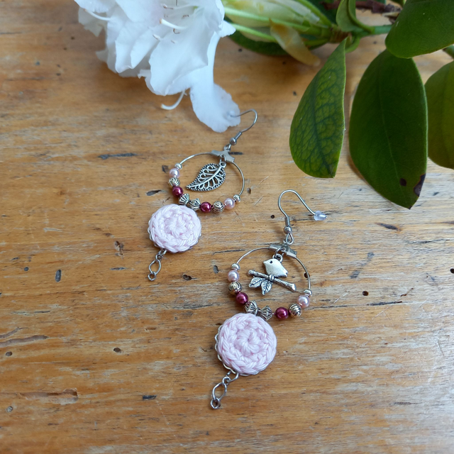 Boucles d&#039;oreille asymétriques L&#039;arrivée du printemps - Rose pâle