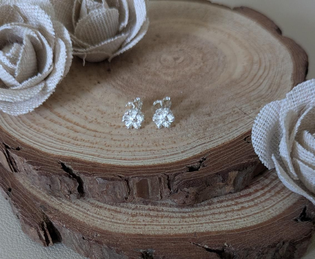 Small daisy studs 