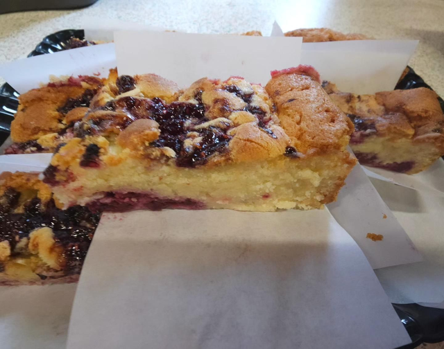 1x GF Raspberry and white choc Blondies 🔥New