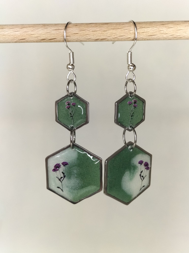 Boucles pendantes géométriques vertes et blanches