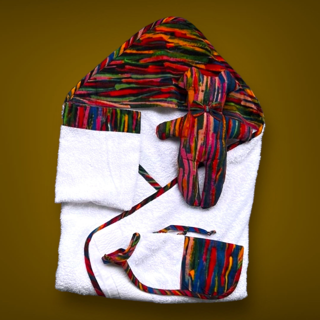 Serviette de bain, gant de toilette, bavoir et doudou pour bébé
