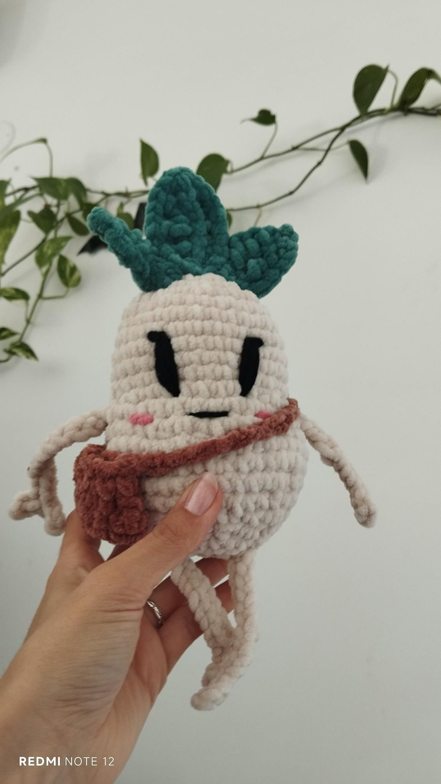 Mandy, la vaillante | Créature d&#039;atelier mandragore en crochet pleine d&#039;intention