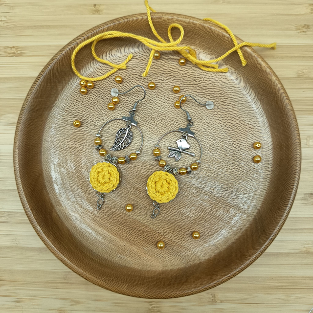 Boucles d'oreille asymétriques L'arrivée du printemps - Jaunes