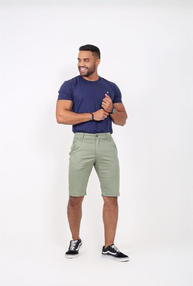 Bermuda masculina de sarja verde 