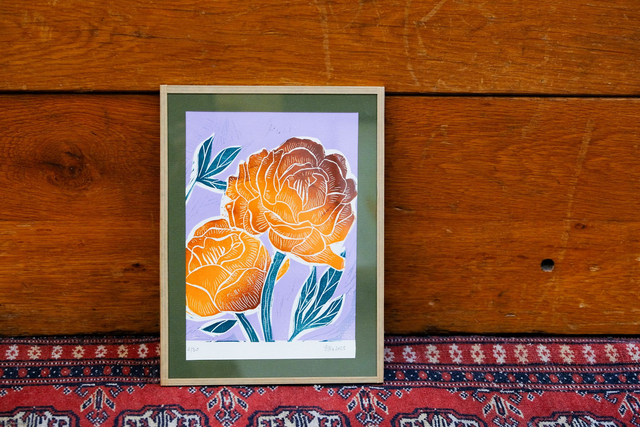 Couple de pivoines orange sur fond violet pâle vif avec cadre sous verre finition kraft gommé