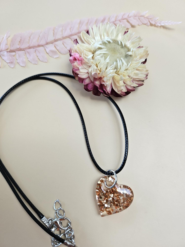 Pendentif en résine- coeur pailleté rose 