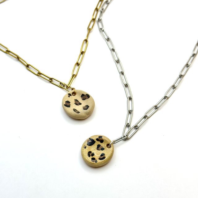 Collier en acier inoxydable avec pendentif “Pierre anti-stress” léopard 🐆