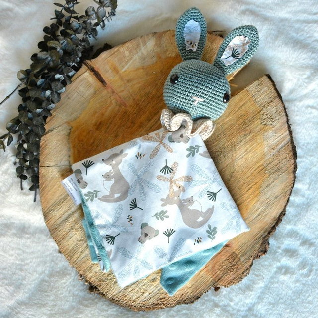 Doudou lapin bleu motif kangourou