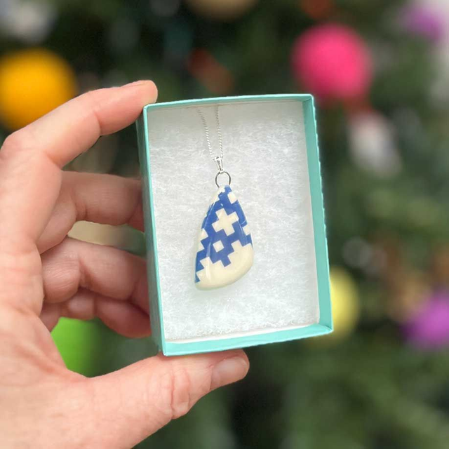 Drop-stone pendant necklace