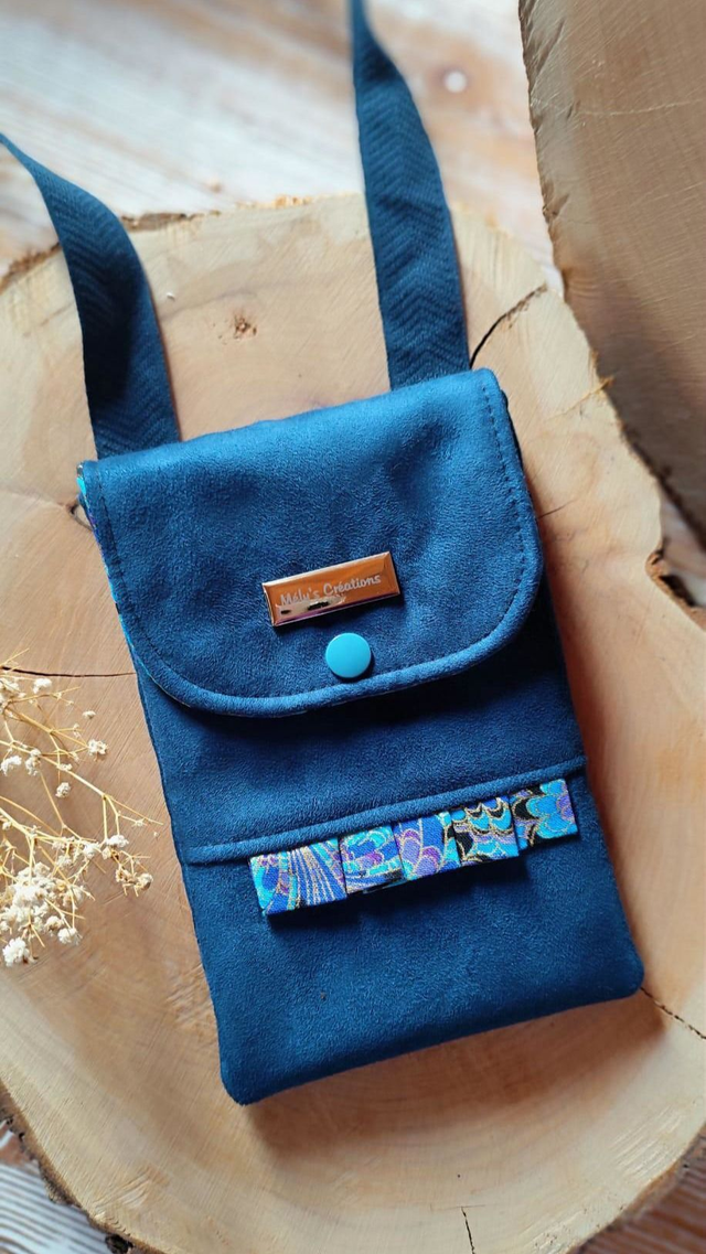 Porte téléphone en suédine bleu marine ✨