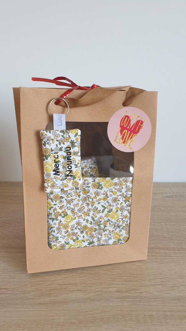 Coffret panier + 7 cotons + porte clés Merci Nounou (fleuri jaune)