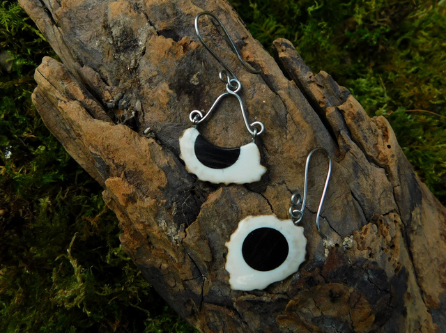 Boucles dépareillées - incrustées d&#039;ébène