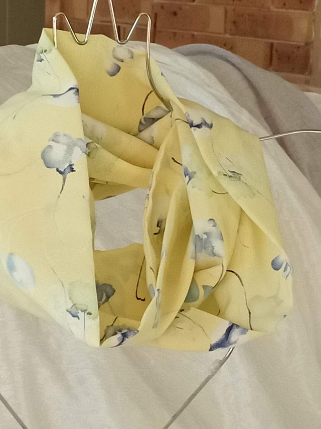 Snood d'été crêpe léger motifs floraux sur fond jaune pâle