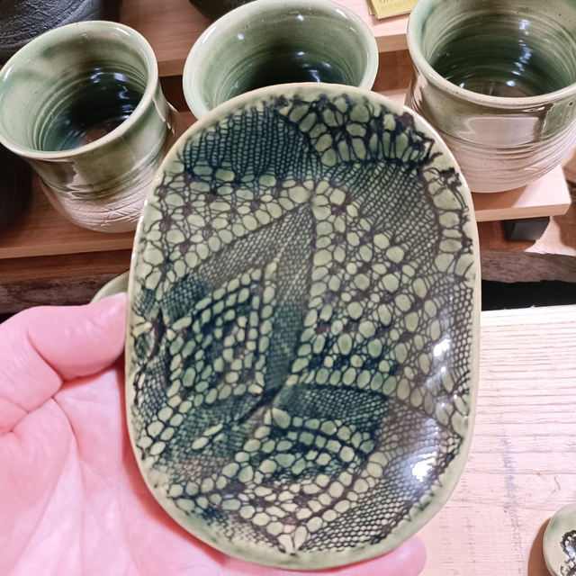 Porte savon en grès avec  empreinte de sapin ou dentelle 