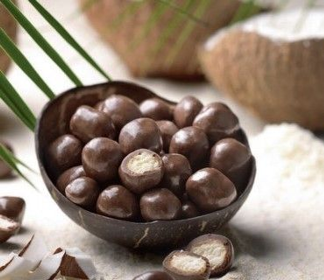Crousticoco - billes de noix de coco enrobées de pâte d'amande et de chocolat noir
