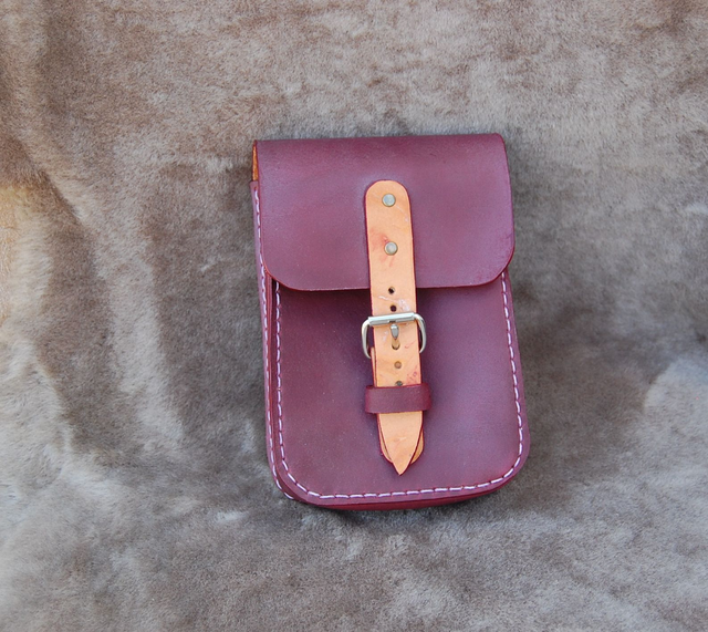 Pochette de ceinture femme en cuir pourpre - Arrêt de gamme