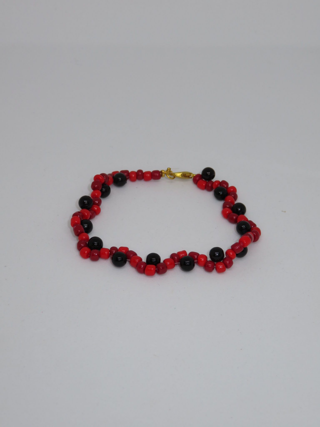 Bracelet rouge et noir avec fermoir