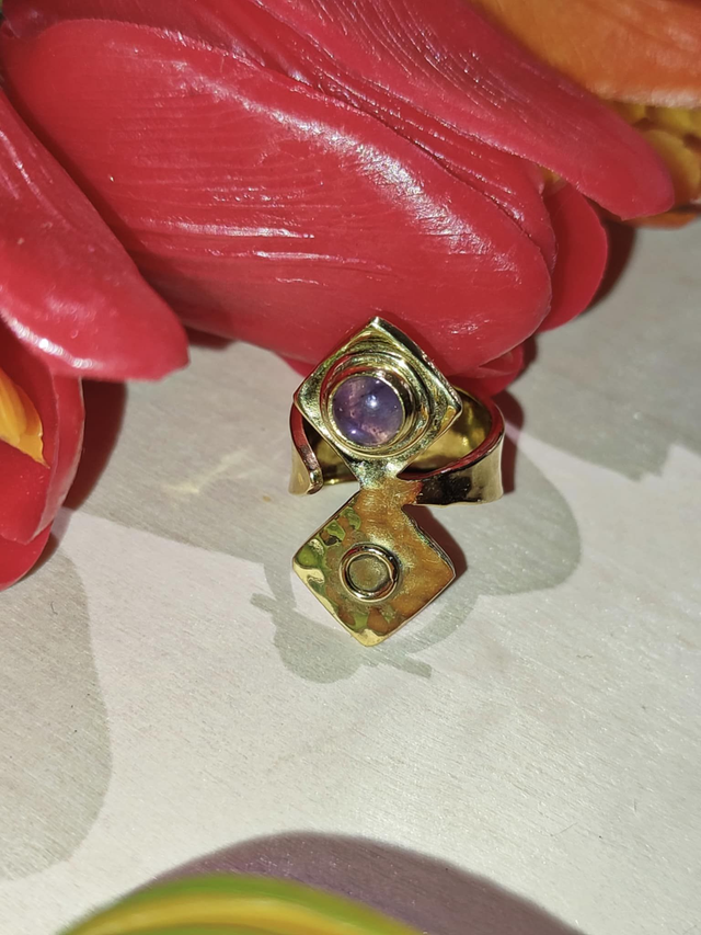 Bague ajustable en bronze doré, ornée d&#039;une améthyste naturelle