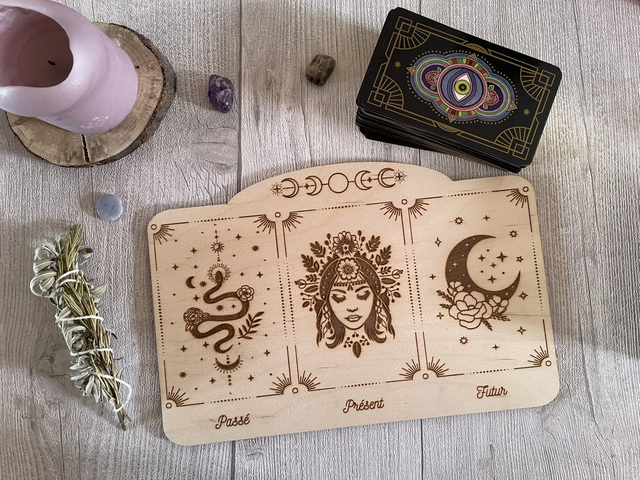 🌙Planche de tirage Oracle &amp; Tarot - Bois gravé - Motif Serpent, Déesse et Lune