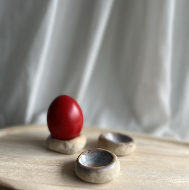 Eierbecher mit rosa-weißer Glasur 