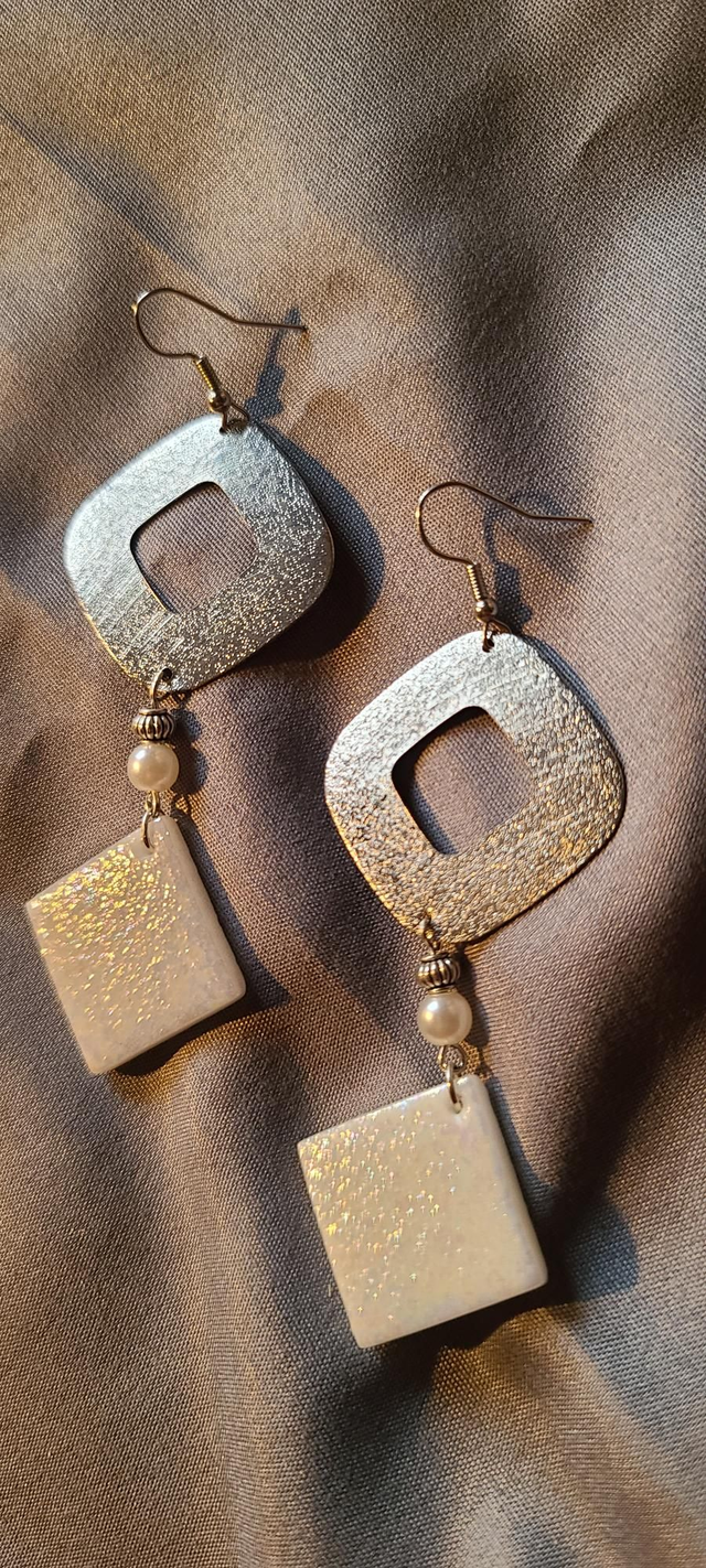 Boucles d&#039;oreilles en pâte de verre blanche. 
