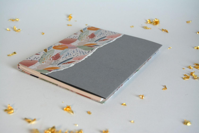 Carnet kintsugi gris et motif floral