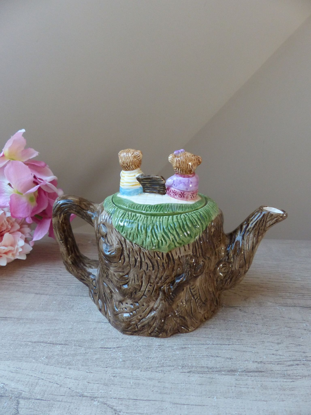 Ancienne Théière en Céramique Couple d'Oursons en Pique-Nique sur Tronc d'Arbre