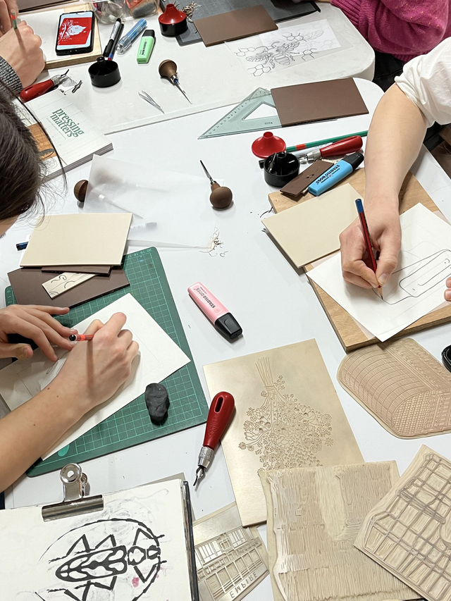 Carte cadeau pour un Atelier d'Initiation Linogravure à Lyon avec Maslau en 2026