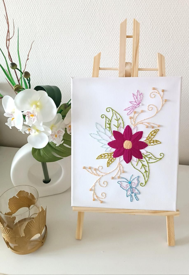 Toile brodée fleurie