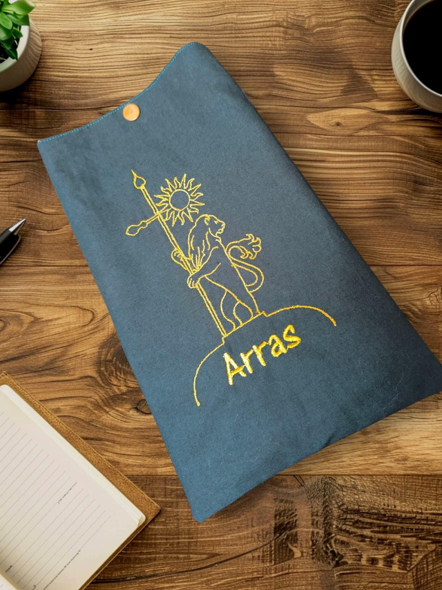 Pochette livre vert lion d'Arras