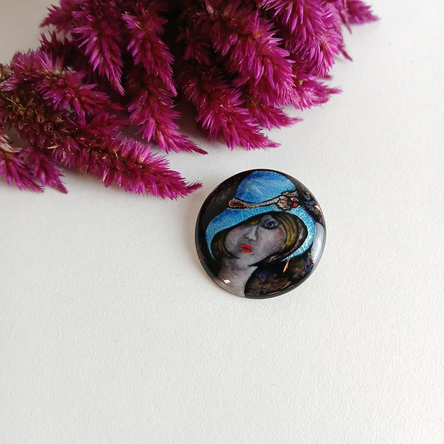 Broche en émail, Grisaille