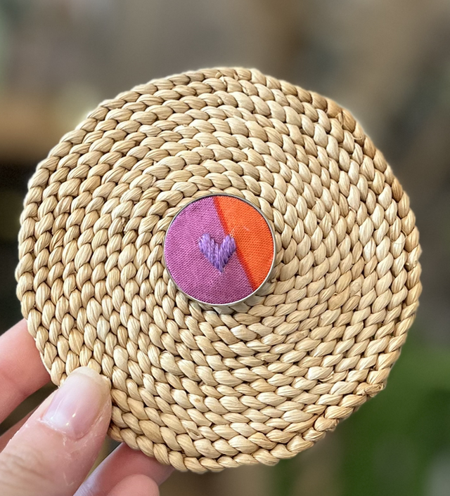 Pin’s coeur violet (orange/violet)