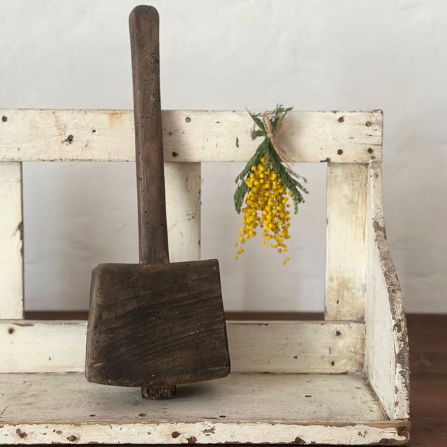 le maillet en bois  foncé