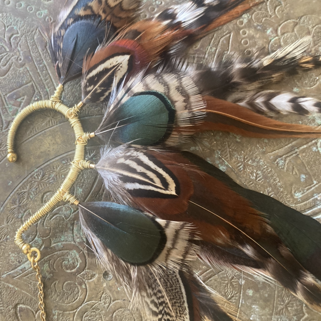 Tour d’oreille doré en plume de focs et faisant